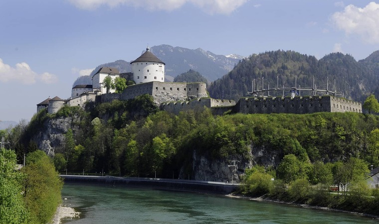 Tirol Ausflugsziele: Auf dem Bild sieht man die Festung Kufstein im Sommer.