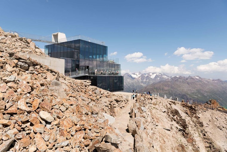 Tirol Ausflugsziele: Neben dem 007 Elements liegt das ice Q-Restaurant. Auf dem Bild sieht man es im Sommer.