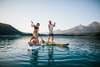 Urlaub in Kärnten: Mehrere Personen stehen auf dem Stand-up-Paddle am Faaker See