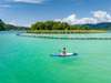 Urlaub in Kärnten: 2 Menschen auf einem Stand-up-Paddle auf dem Wörthersee
