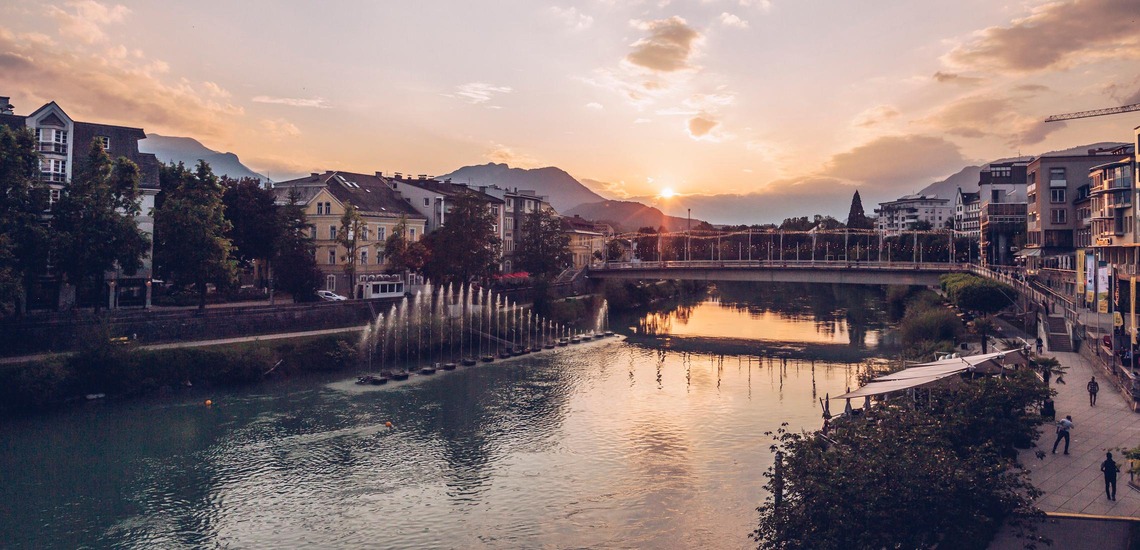 Villach: Blick auf die schöne Kärntner Stadt zum Sonnenuntergang, im Vordergrund die Drau.