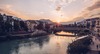 Villach: Blick auf die schöne Kärntner Stadt zum Sonnenuntergang, im Vordergrund die Drau.