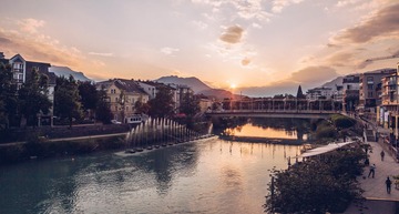 Villach: Blick auf die schöne Kärntner Stadt zum Sonnenuntergang, im Vordergrund die Drau.