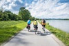 Zu den Wachau Sehenswürdigkeiten gehört auch der Donauradweg. Auf dem Bild sieht man drei Radfahrer, die auf diesen Radweg fahren. 