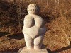 Zu den Wachau Sehenswürdigkeiten gehören die Venus von Willendorf. Auf dem Bild sieht man eine Replik nahe dem Museum.