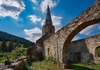 Zu den Wachau Sehenswürdigkeiten gehört der Welterbesteig. Auf dem Bild sieht man die mittelalterliche Kirche Gossam am Wanderweg.