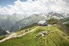 Zum Wandern bei Salzburg gehört der Stubnerkogel. Auf dem Bild sieht man Wandersleute vor einer Hütte.