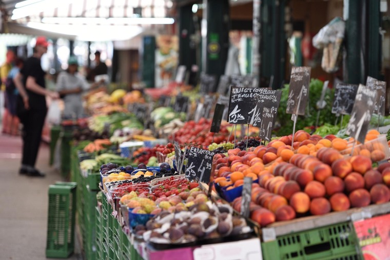 Wien Sehenswürdigkeiten: Auf keinen Fall sollten Besucher:innen den Naschmarkt verpassen. 