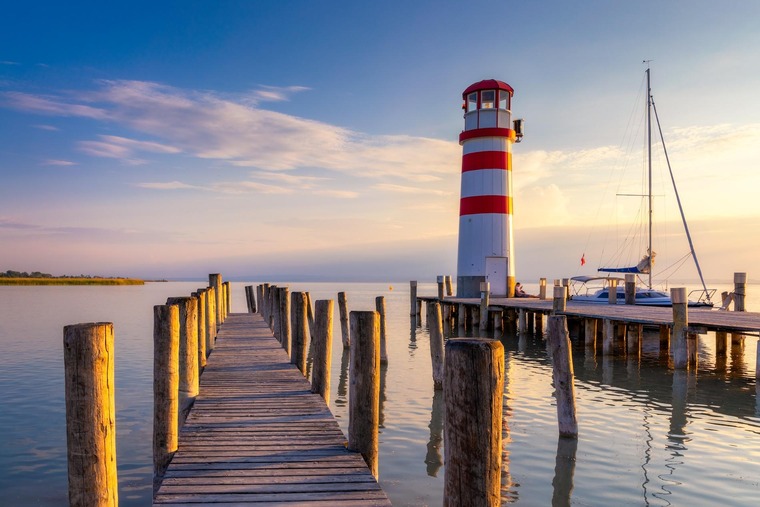 Beste Ausflugsziele rund um Wien: Der Neusiedler See lockt an sich mit vielen Ausflugsmöglichkeiten, ebenso wie die gesamte Region rund um. Im Bild sieht man den Leuchtturm in Neusiedl am See mit dem See im Hintergrund. 