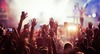 Die besten Festivals in Österreich 2026: Im Bild sieht man Hände und Arme, die von einem Konzertpublikum in die Höhe gestreckt werden. 