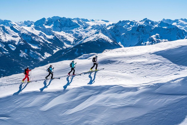 Menschen im Winterurlaub in Österreich auf einer Skitour am Hochkönig