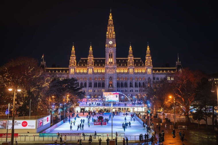 Winterurlaub in Österreich: Eislaufen am Wiener Rathausplatz