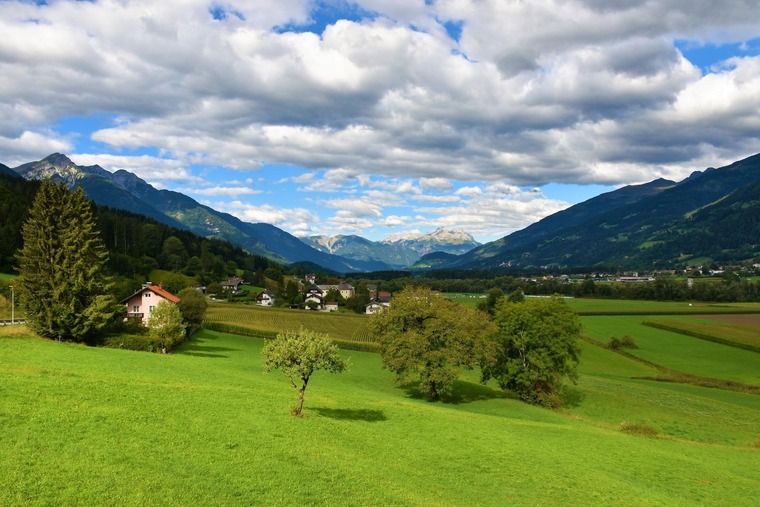 Wanderungen in Österreich: Geheimtipp im Drautal, mit Blick auf das Tal und die umliegenden Berge. 