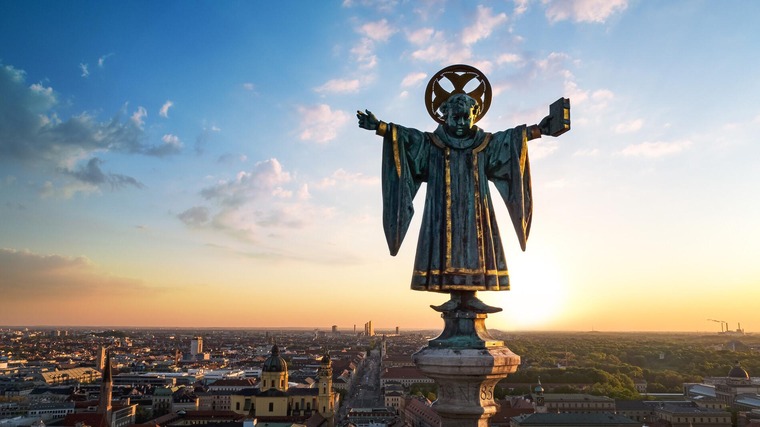 Die schönsten Städte Deutschlands: Panoromablick über München, im Vordergrund das Münchner Kindl. 
