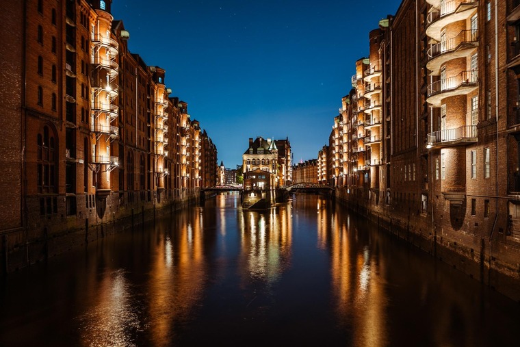 Die schönsten Städte Deutschlands: Blick auf die nächtliche Speicherstadt in Hamburg. 