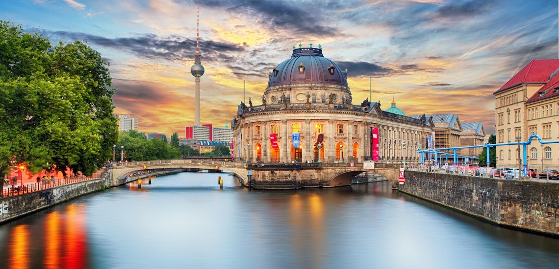 Die schönsten Städte Deutschlands: Blick auf die Museumsinsel und den Fernsehturm in Berlin. 