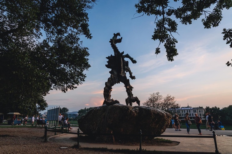 Krakau Sehenswürdigkeiten: Die Statue des Wawel-Drachen im Abendlicht. 