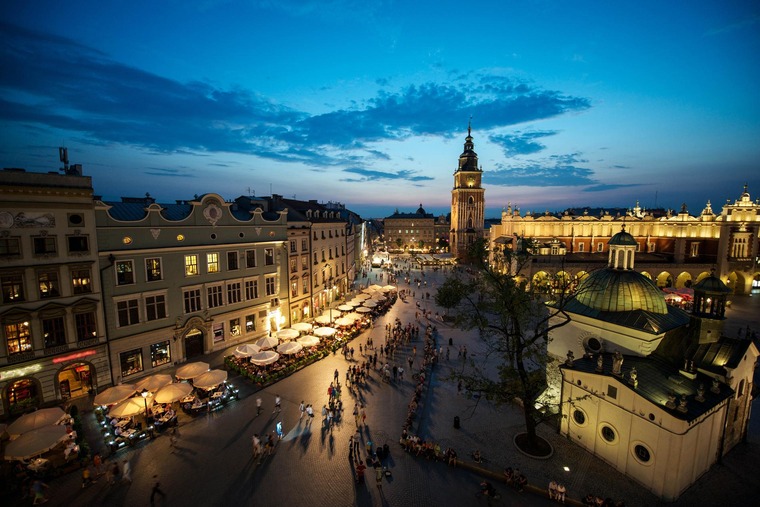 Krakau Sehenswürdigkeiten: Blick auf den historischen Hauptmarktplatz bei Nacht. 
