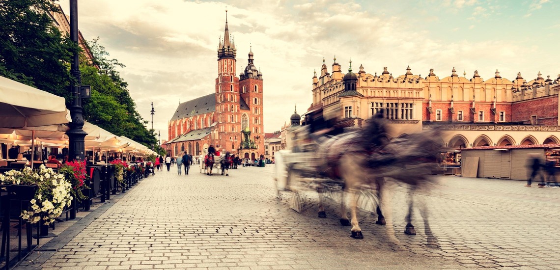 Krakau Sehenswürdigkeiten: Der Marktplatz mit der Marien-Basilika im Hintergrund. 