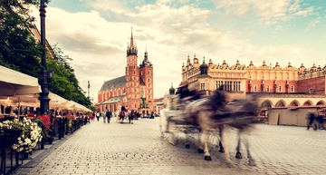 Krakau Sehenswürdigkeiten: Der Krakauer Marktplatz mit der Marien-Basilika im Hintergrund. 