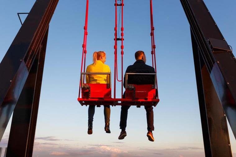 Zu den Sehenswürdigkeiten in Amsterdam gehört das „A'DAM Lookout“. Auf dem Bild zu sehen sind zwei Personen auf der „Over The Edge“-Schaukel.