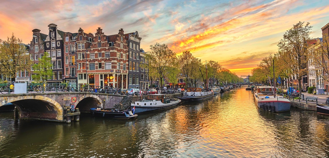 Amsterdam Landschaft mit Blick auf Kanal, Gebäude und Brücke