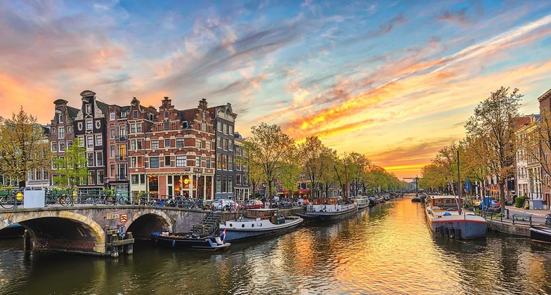 Amsterdam Landschaft mit Blick auf Kanal, Gebäude und Brücke