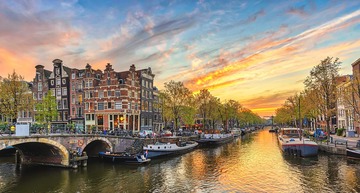 Amsterdam Landschaft mit Blick auf Kanal, Gebäude und Brücke