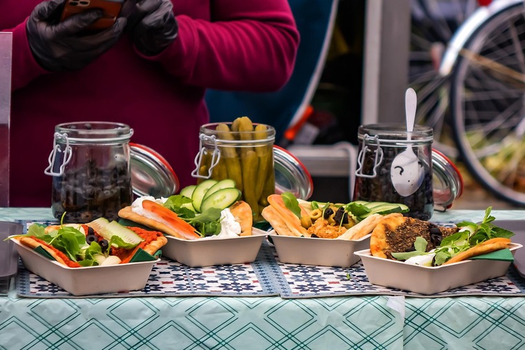 Zu den Sehenswürdigkeiten in Amsterdam gehört der Albert Cuyp Markt. Auf dem Bild zu sehen einen Marktstand mit regionalen Köstlichkeiten.