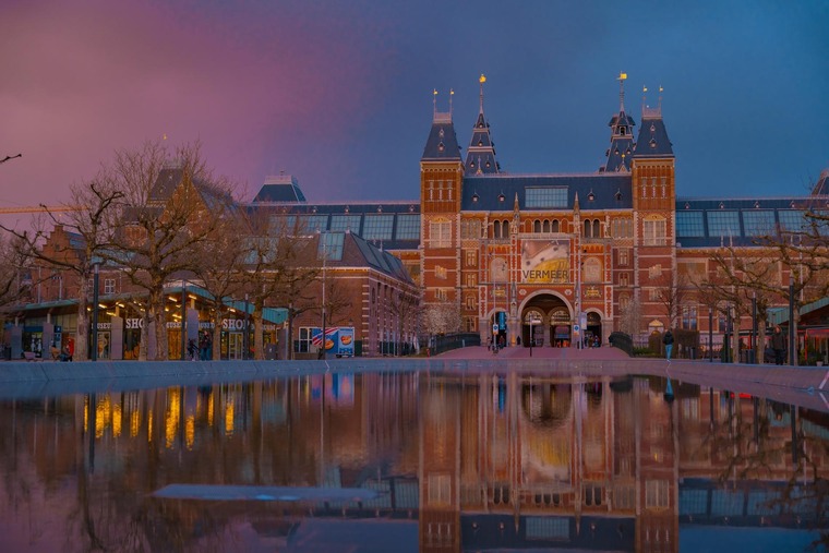 Zu den Sehenswürdigkeiten in Amsterdam gehört das Rijksmuseum. Auf dem Bild zu sehen das Rijksmuseum von außen.