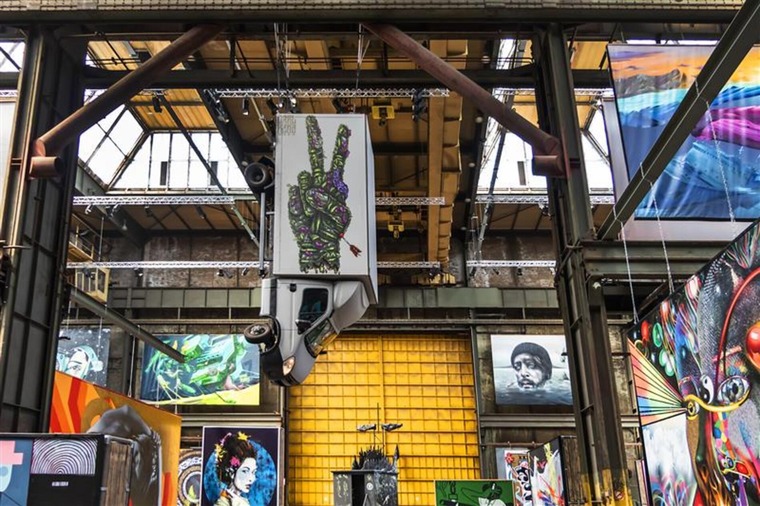 Zu den Sehenswürdigkeiten in Amsterdam gehört die NDSM Werft. Auf dem Bild zu sehen die Kunstausstellung im ehemalige Werftgelände.