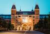 Zu den Sehenswürdigkeiten in Amsterdam gehört das Rijksmuseum. Auf dem Bild zu sehen das Rijksmuseum von außen.