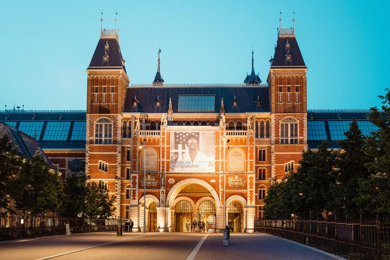Zu den Sehenswürdigkeiten in Amsterdam gehört das Rijksmuseum. Auf dem Bild zu sehen das Rijksmuseum von außen.