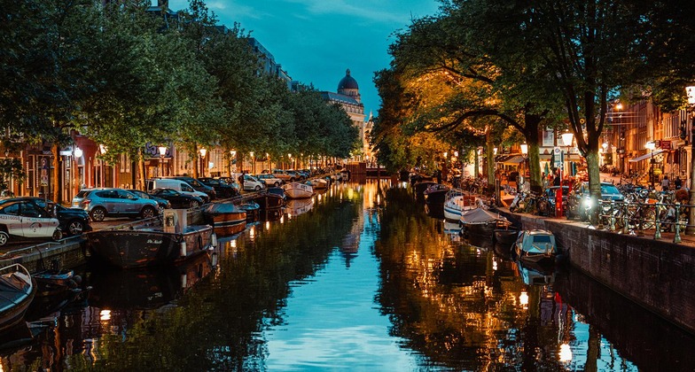 Amsterdam Landschaft mit Sicht auf Fluss und Gebäude.