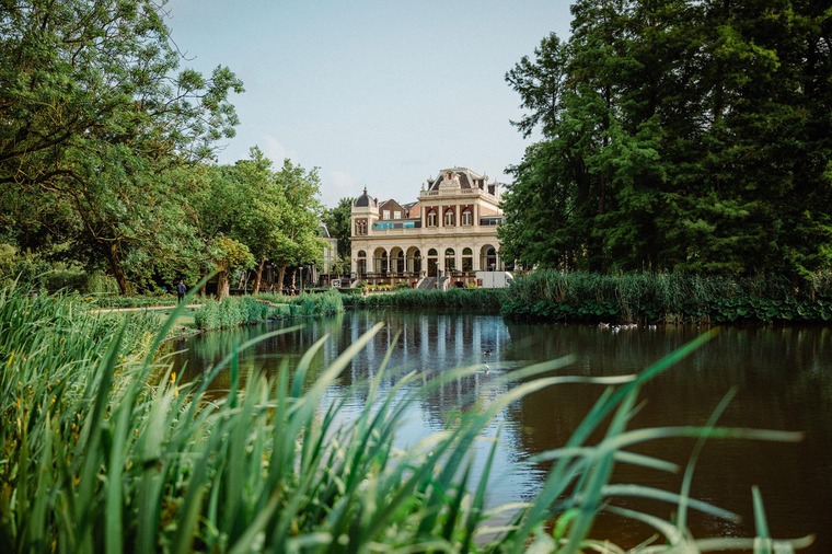 Zu den Sehenswürdigkeiten in Amsterdam gehört der Vondelpark. Auf dem Bild zu sehen ist der Vondelpark.