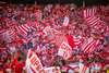 Zu den Sehenswürdigkeiten von Belgrad gehört das Rajko-Mitić-Stadion. Auf dem Bild sieht man Fußballfans und Flaggen. Auf dem Bild sind Fußballfans mit Flaggen zu sehen.
