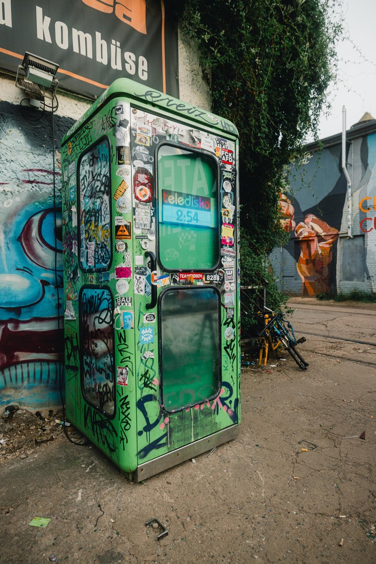 Geheimtipp Berlin: Die kleinste Disco der Welt, die teledisko, ist eine alte Telefonzelle, die in Berlin steht. 