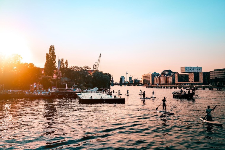 Berlin Geheimtipps: Am Bild zu sehen ist das Berliner Badeschiff im Abendlicht. 