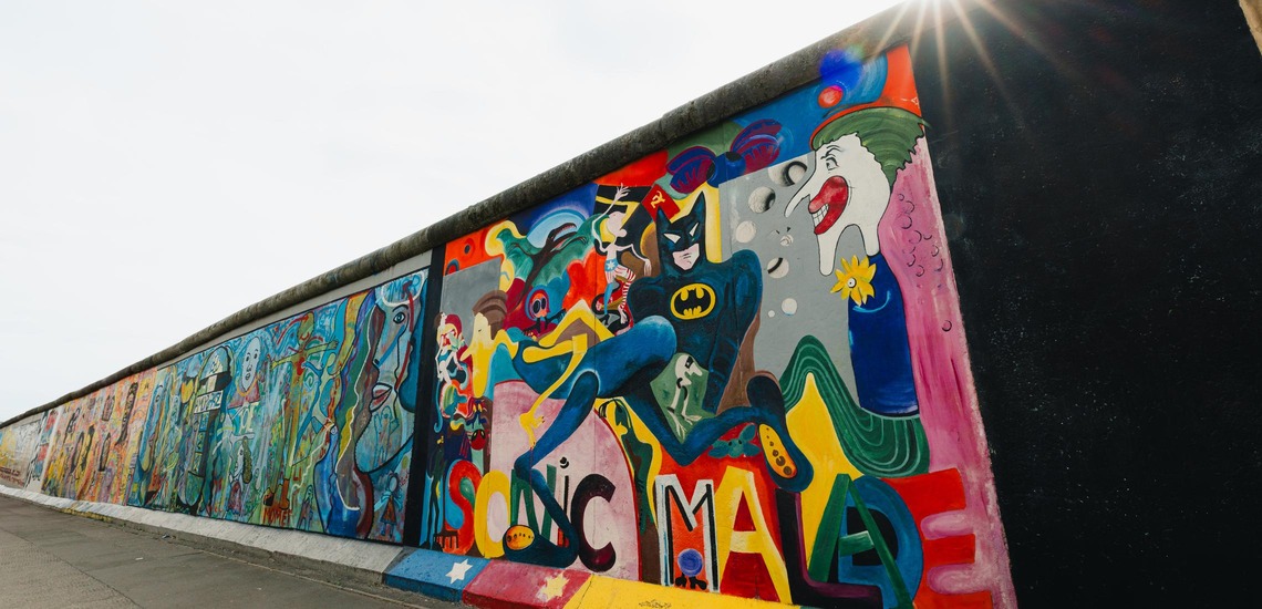 Berlin: Geheimtipps und Sehenswürdigkeiten. Ein Blick auf die bunte Berliner Mauer. 