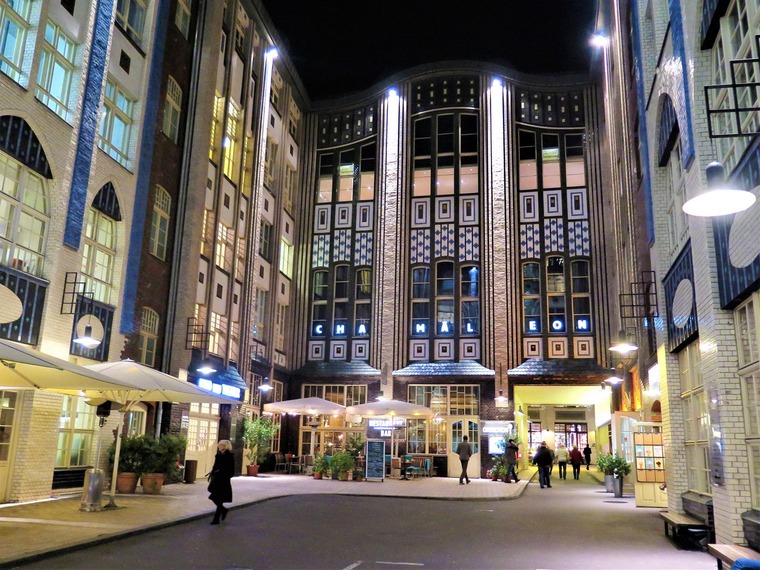 Berlin Geheimtipps: Auf dem Bild sieht man einen Hinterhof mit Boutiquen und Cafés