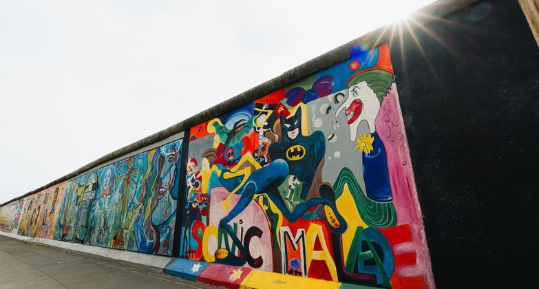 Geheimtipps und Sehenswürdigkeiten Berlin: Ein Blick auf die bunte Berliner Mauer. 