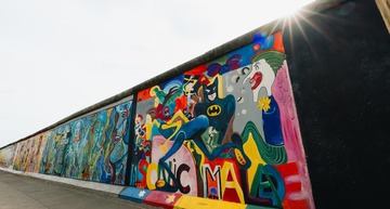 Geheimtipps und Sehenswürdigkeiten Berlin: Ein Blick auf die bunte Berliner Mauer. 