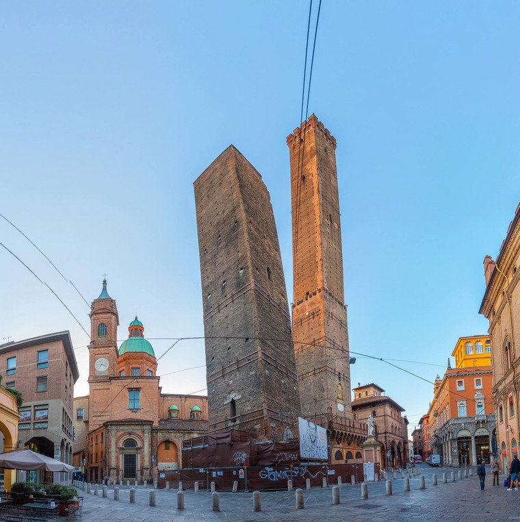 Zu den Bologna Sehenswürdigkeiten gehören die Garisenda- und Asinelli-Türme. Auf dem Bild sieht man sie von außen.