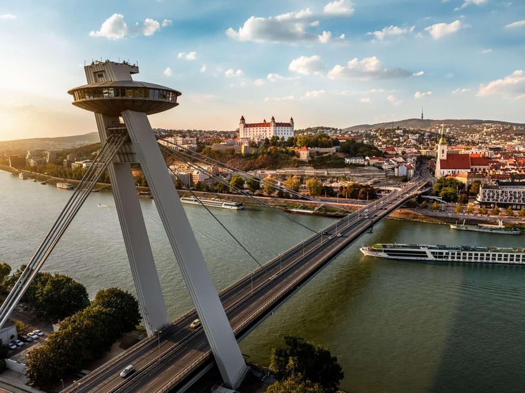 Zu den Bratislava Sehenswürdigkeiten gehört das UFO. Auf dem Bild sieht man die Aussichtsplattform über der Brücke des Slowakischen Nationalaufstandes, der Most SNP.