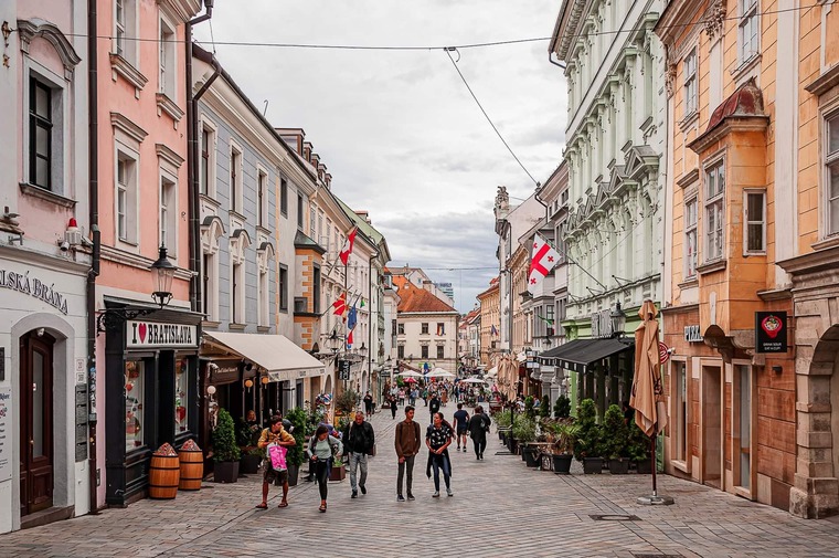 Zu den Bratislava Sehenswürdigkeiten gehört die historische Altstadt. Auf dem Bild sieht man eine Gasse mit bunten Häusern.
