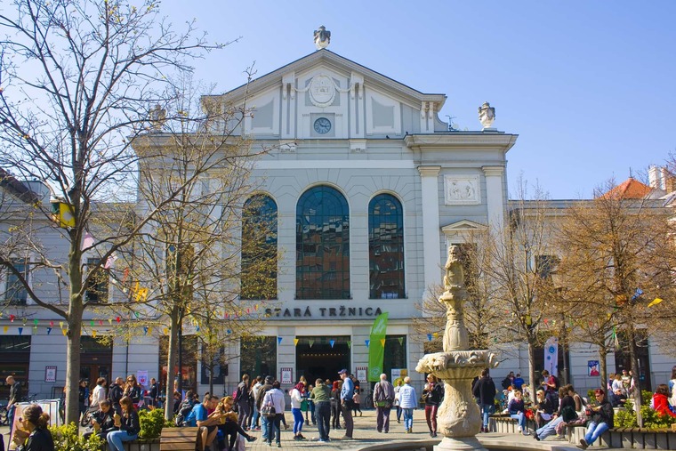 Zu den Bratislava Sehenswürdigkeiten gehört das Stará Tržnica. Auf dem Bild sieht man die Markthalle von außen. 