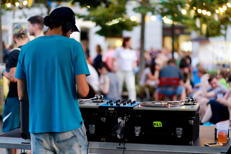 Zu den Bratislava Sehenswürdigkeiten gehört die junge Szene. Auf dem Bild sieht man einen DJ bei einem Festival in der Bratislava Innenstadt. 