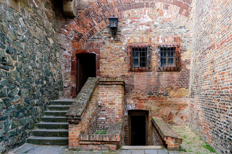 Zu den top Brünn Sehenswürdigkeiten gehört die Festung Spielberg. Auf dem Bild sieht man das alte Gefängnis.