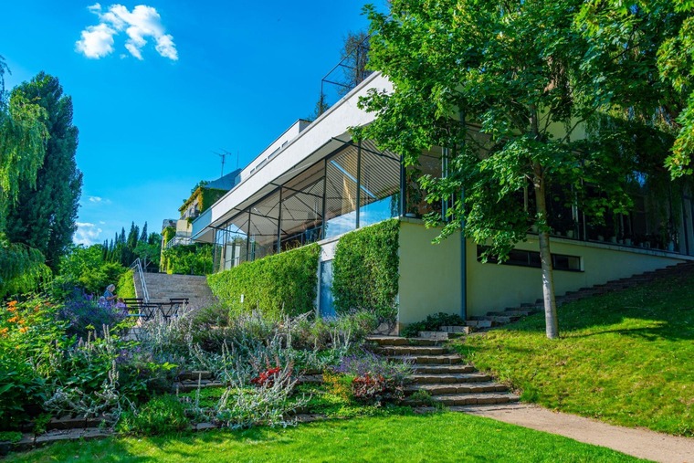 Zu den Brünn Sehenswürdigkeiten gehört die Villa Tugendhat. Auf dem Bild sieht man sie bei sommerlichen Wetter von außen.