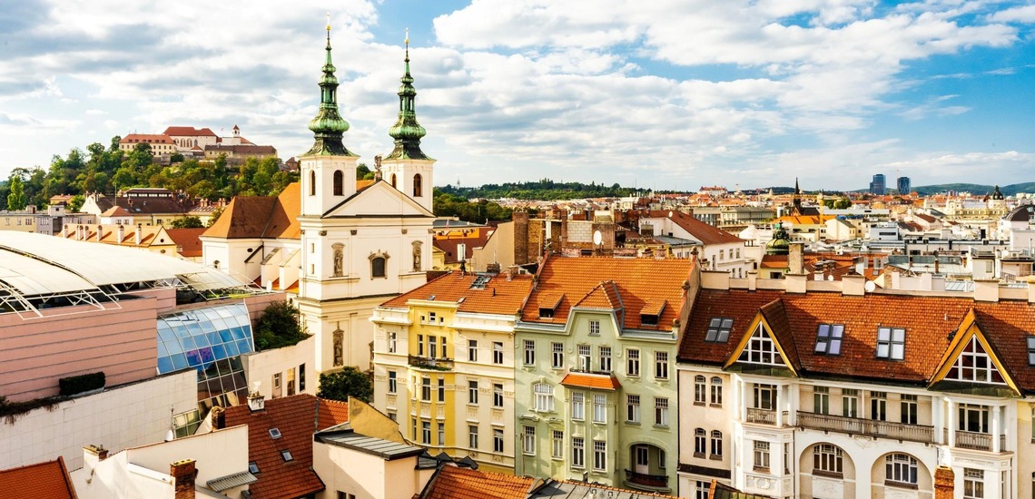 Brünn Sehenswürdigkeiten: Blick auf die Stadt Brünn von oben, links sieht man das Schloss. 